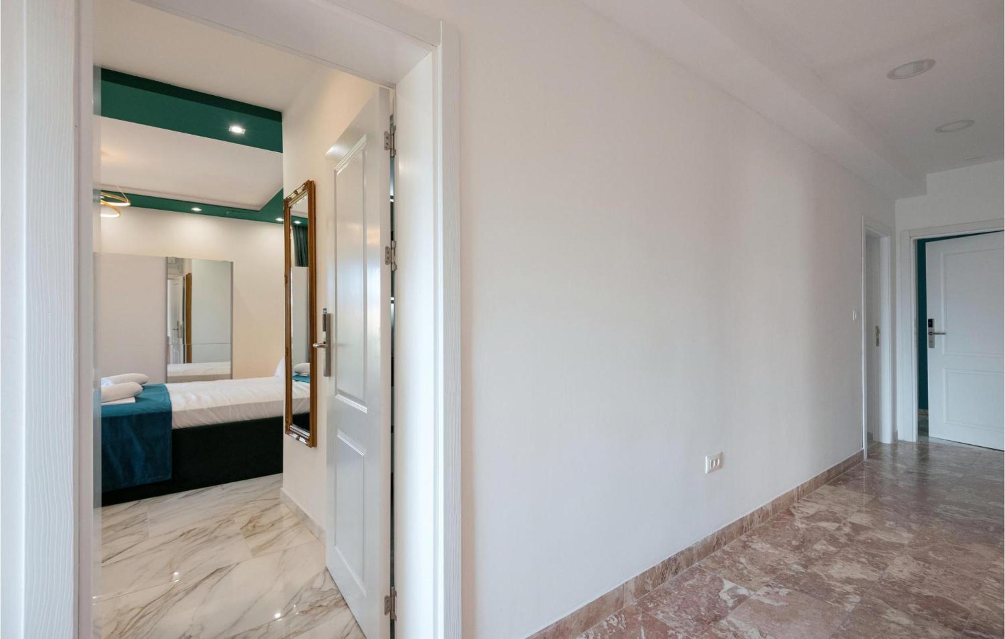 Awesome Apartment In Makarska With Wifi Zewnętrze zdjęcie