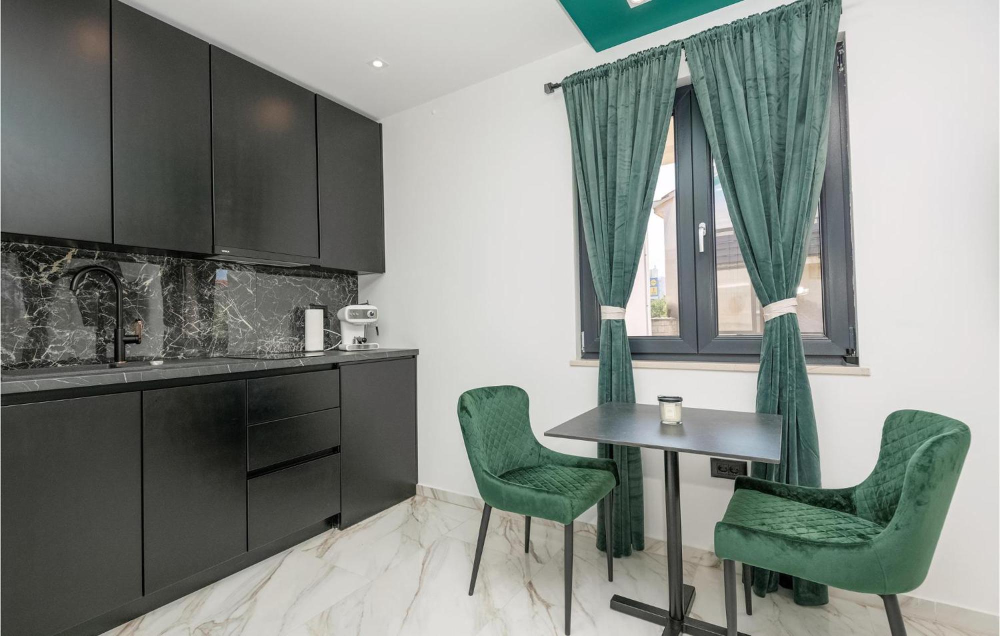 Awesome Apartment In Makarska With Wifi Zewnętrze zdjęcie